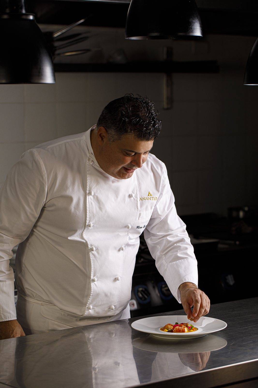 Heros De Agostinis impiatta un piatto nella cucina di INEO.