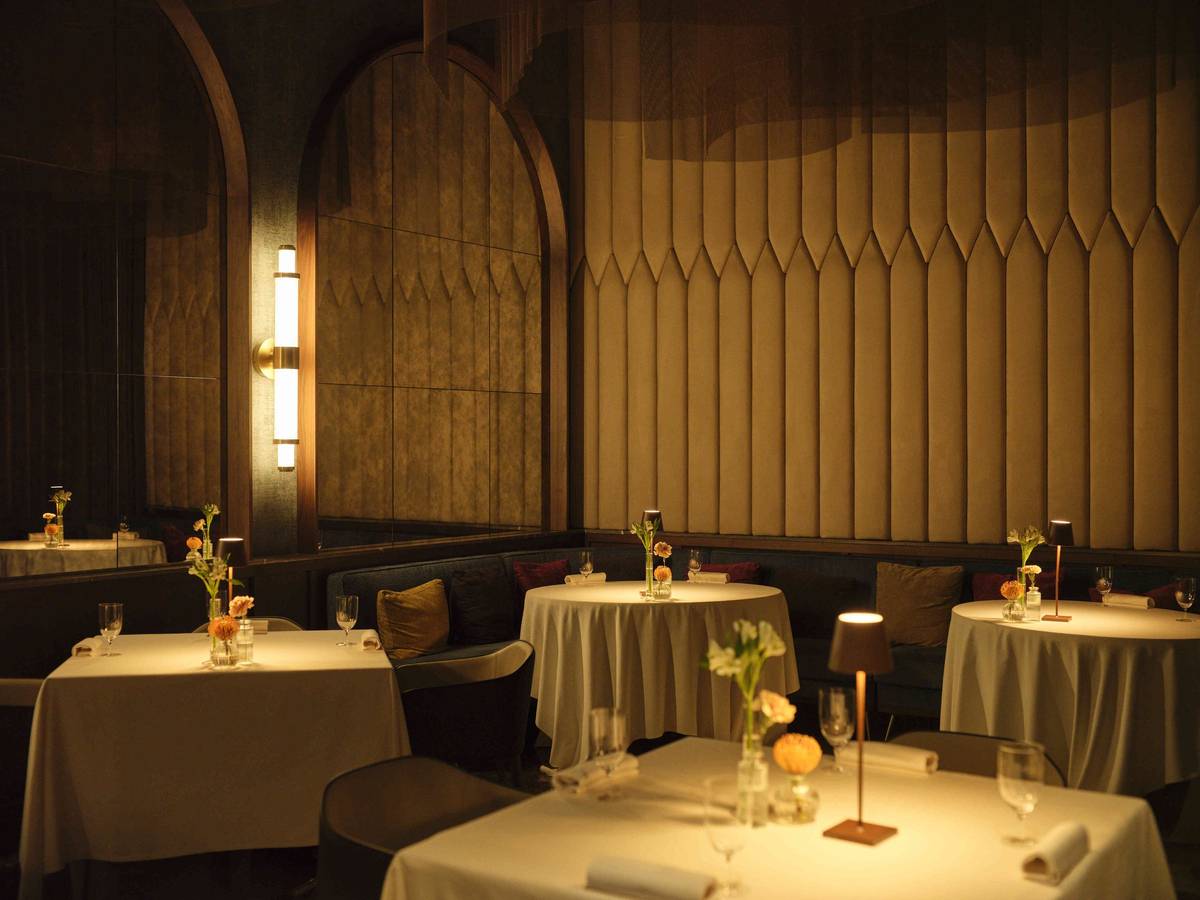La sala di INEO, con luce calda.